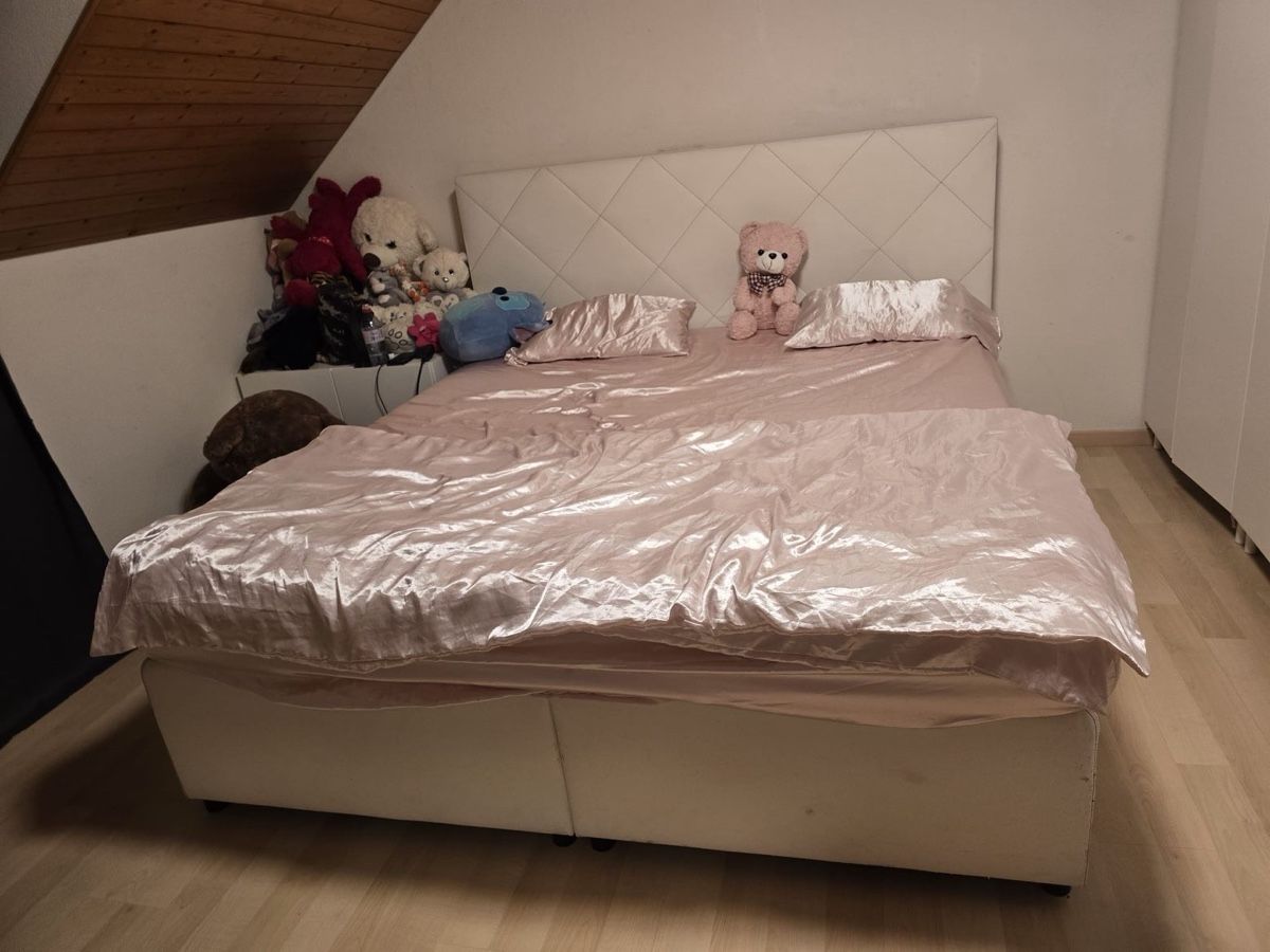 Lits: Doppelbett Kunstleder weiss mit Kopfteil gebraucht – D'occasion à Winterthur par mvsxmx