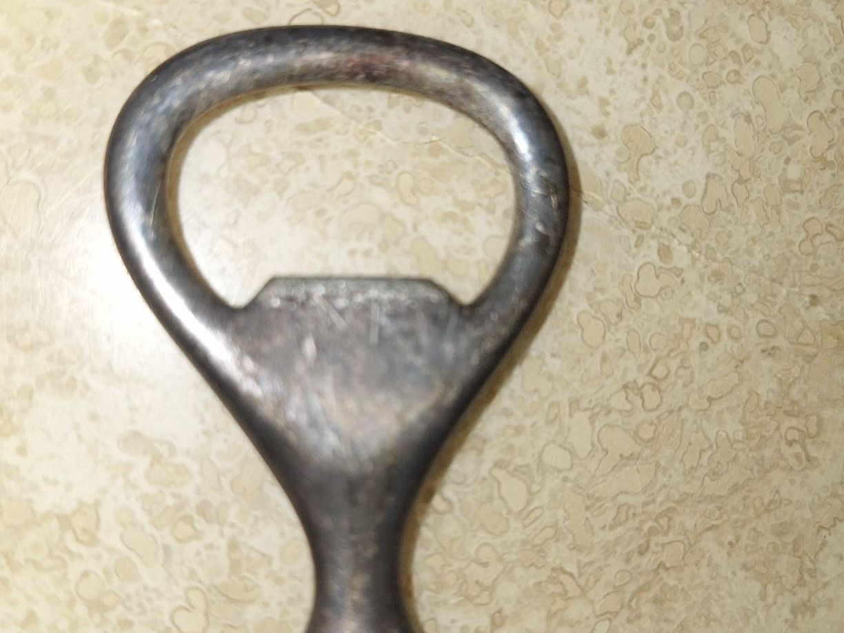 Elettrodomestici da cucina: Flaschenoeffner versilbert mit Monogramm guter Zustand – Usato da spreitenbach venduto da lumbalplatte 1