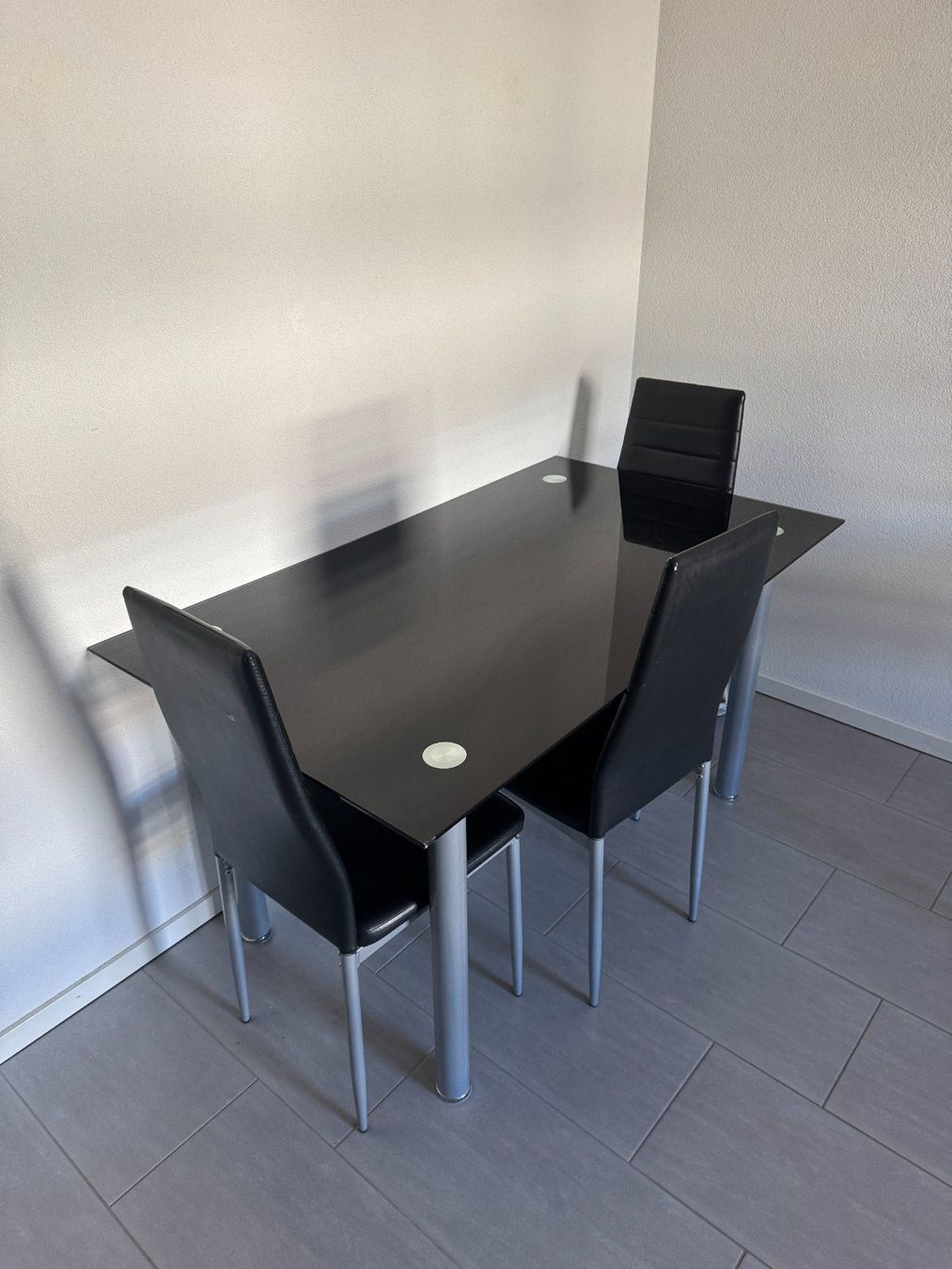 Set di tavolo e panche: Dinner table + 3 chairs – Usato da Chavannes-Renens venduto da ale_hd2c