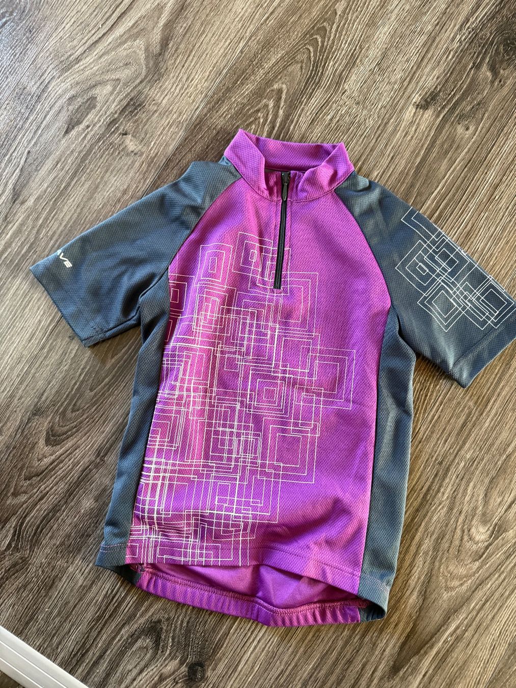 Scarpe, pantaloni & magliette da ginnastica: T shirt cycliste 128 – Usato da Chermignon-Bas venduto da mioumiou35