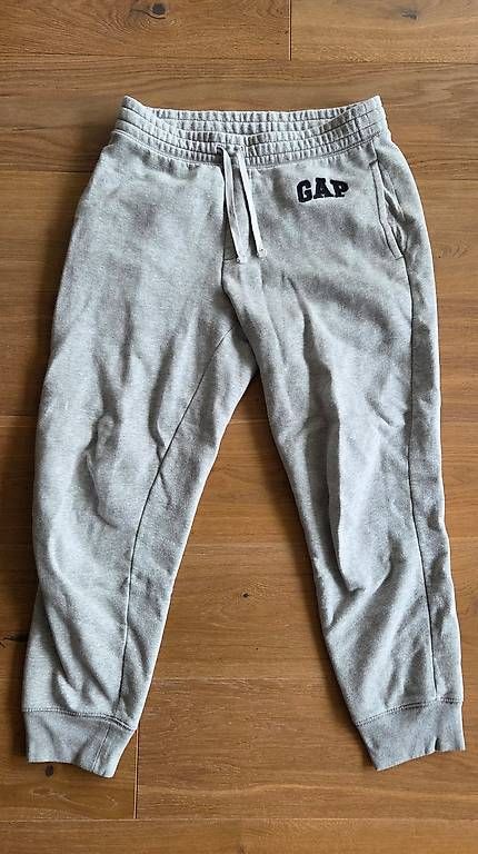 Gap Pantaloni: GAP Jogginghose / Gr. M / Grau – Usato da Zollikofen venduto da wiktor_krz