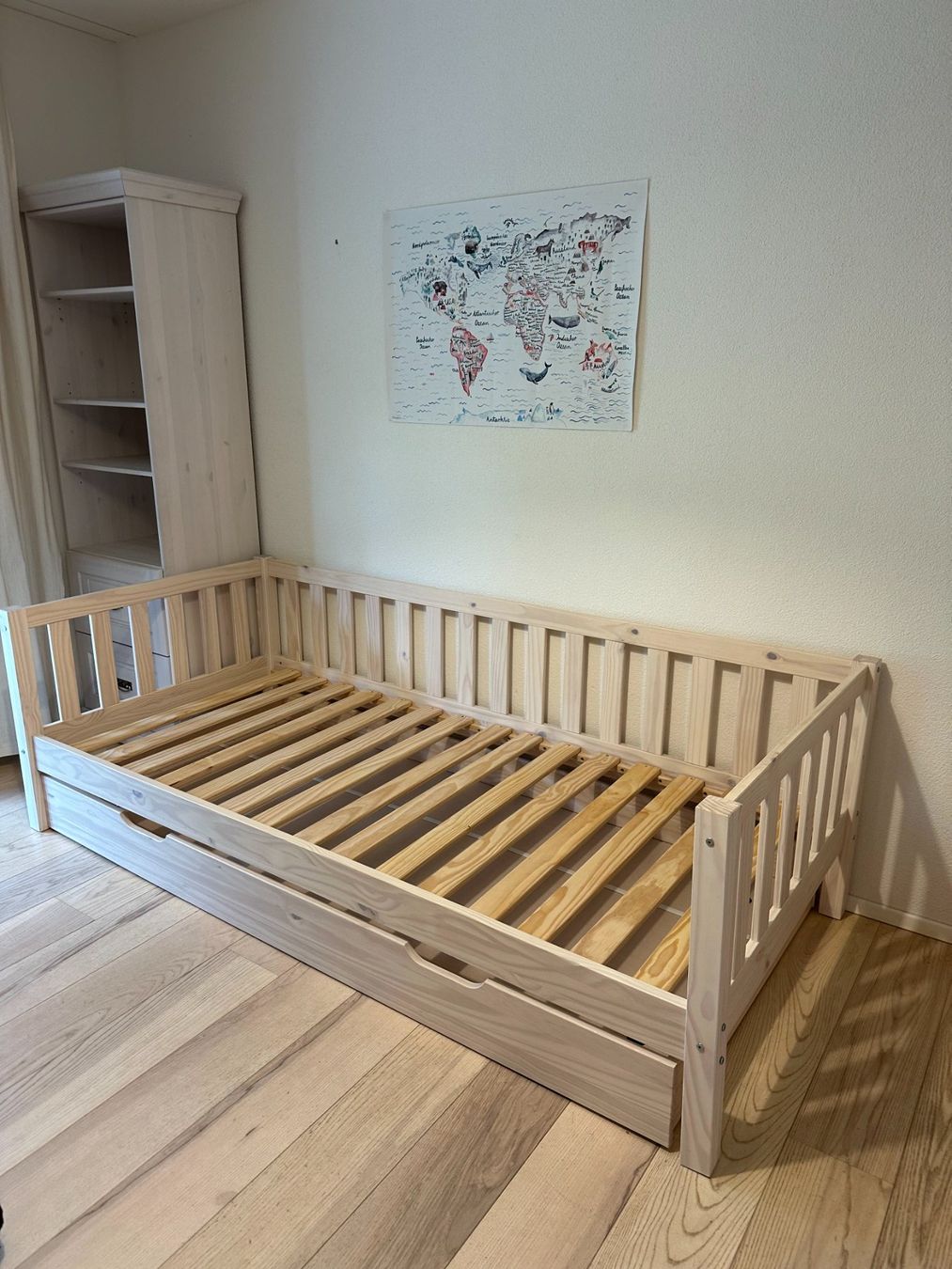 Letti: JugendBett mit Bettschublade aus massivem Kiefernholz – Usato da Thalwil venduto da MovingAuction 1