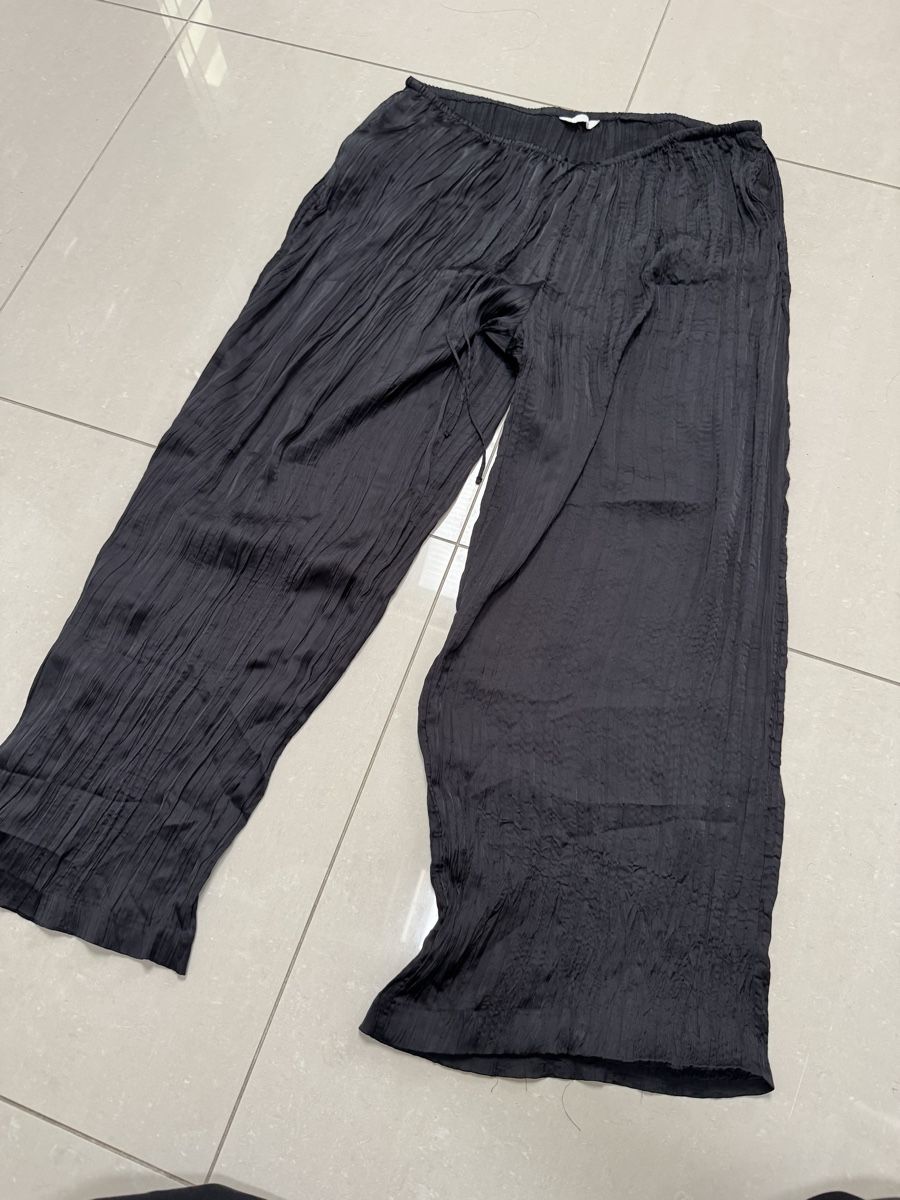 H&M Pantaloni: H&M Plisse Hose weit schwarz elastischer Bund – Usato da Wangen SZ venduto da wakaawinhu