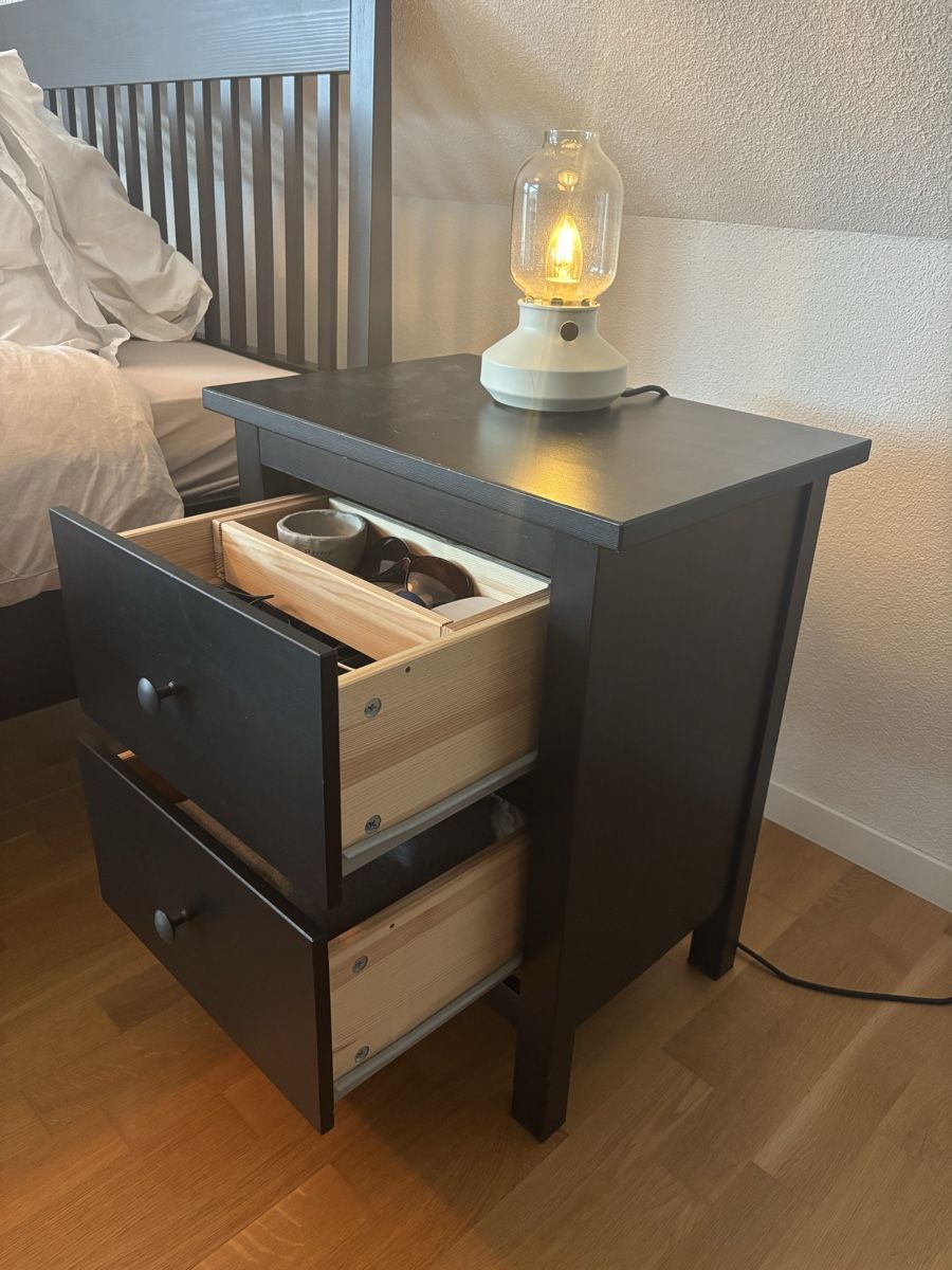 Tables de nuit: HEMNES Nachttisch – Neuf (Voir description) à Oberweningen par ana_5jyz 1