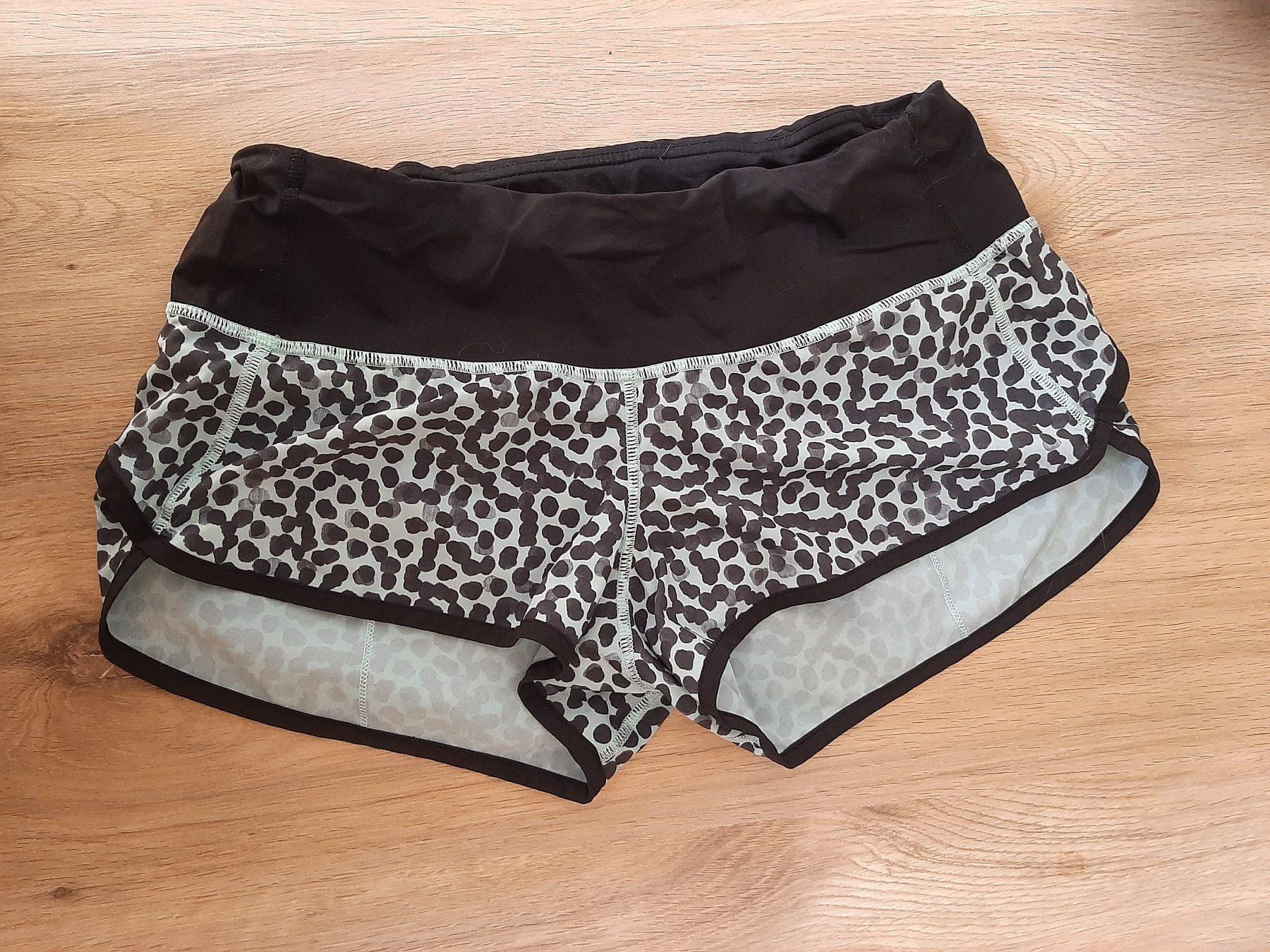 Lululemon Pantaloni: Lululemon, mini short Leo Gr.6 – Usato da Sugiez venduto da RicardoStoleMyData
