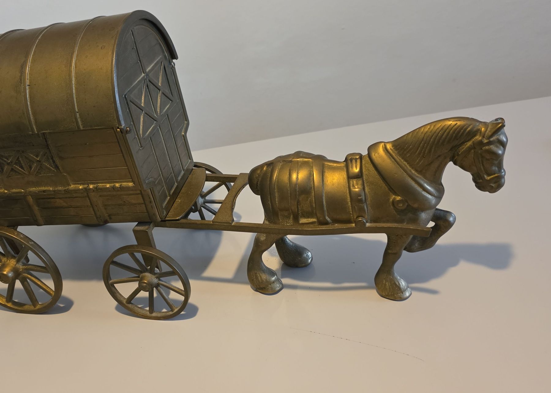 Statuette: grosse Dekorative Messingfigur: Zirkuswagen mit Pferd – Usato da Wigoltingen venduto da Zuckerfee84 2