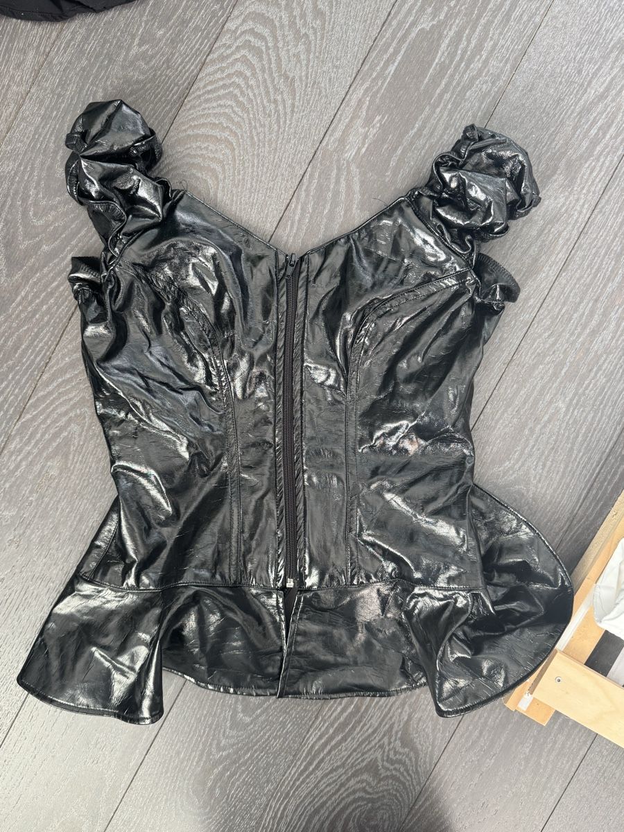 Top: Damen Oberteil latex Rüschen Grösse M – Usato da St. Gallen venduto da bea_9qzt
