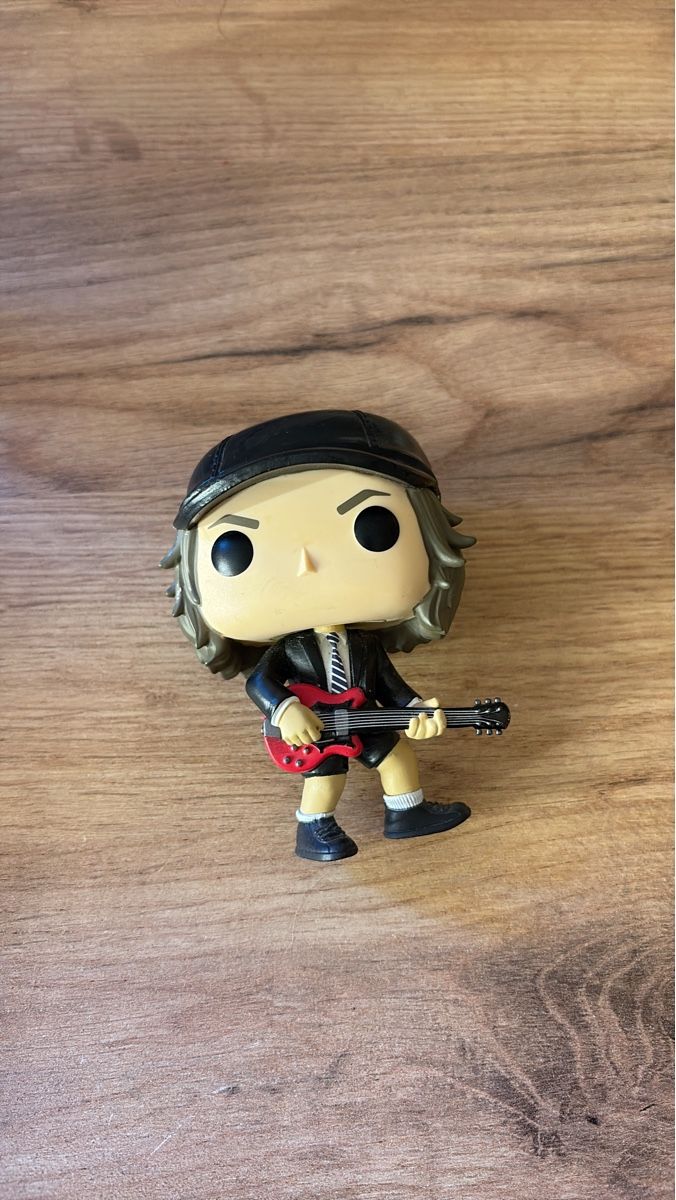 Pop Mart Statuette: Figurine Funko Pop Angus Young AC/DC – Usato da Le Locle venduto da Charlotte_122