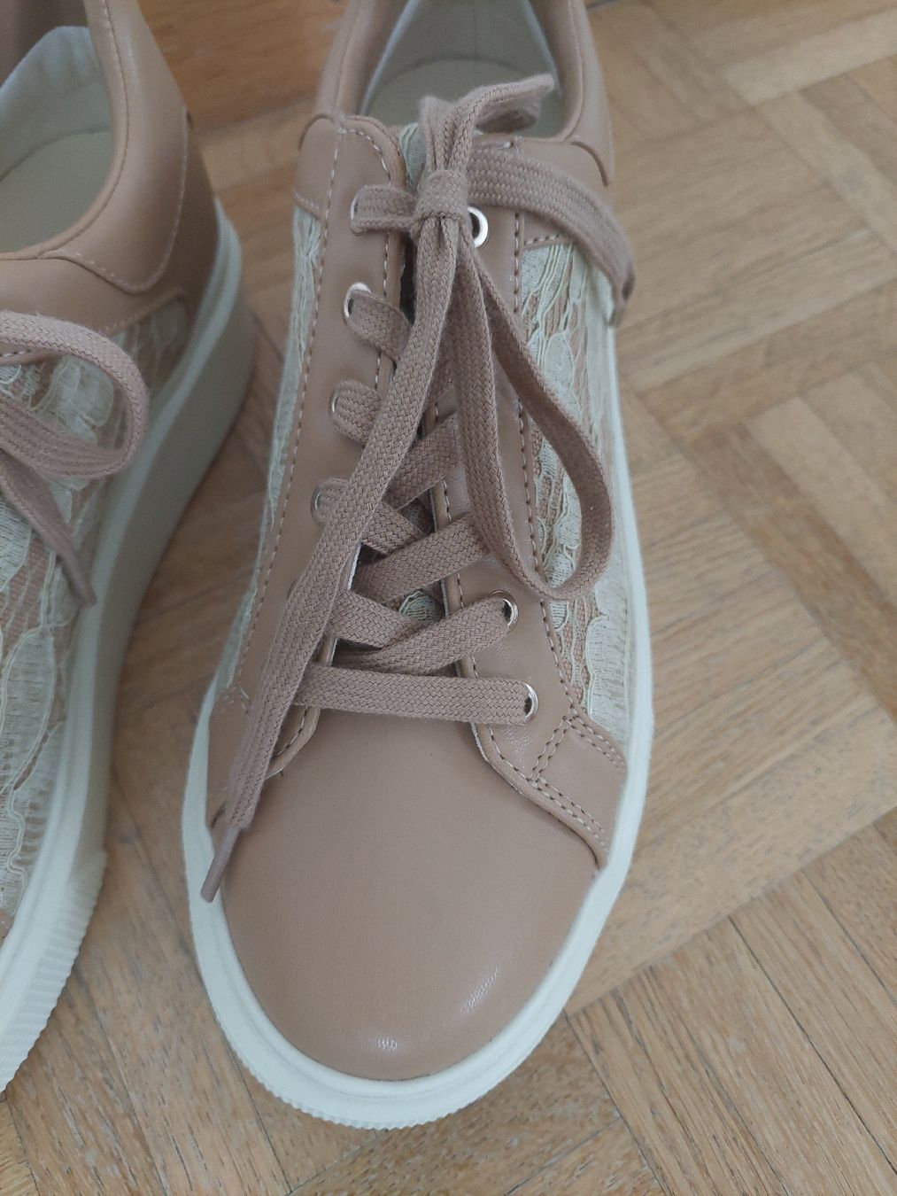 Guess Scarpe da donna: Neu! Guess Sneaker, Beige, Grösse 41 – Nuovo e nell'imballaggio originale da Flims Dorf venduto da Truemorish 1