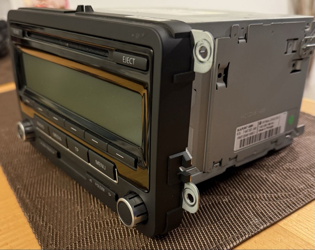 Radio: VW Passat b6 Original Radio CD – Usato da Flurlingen venduto da dob_959p 1