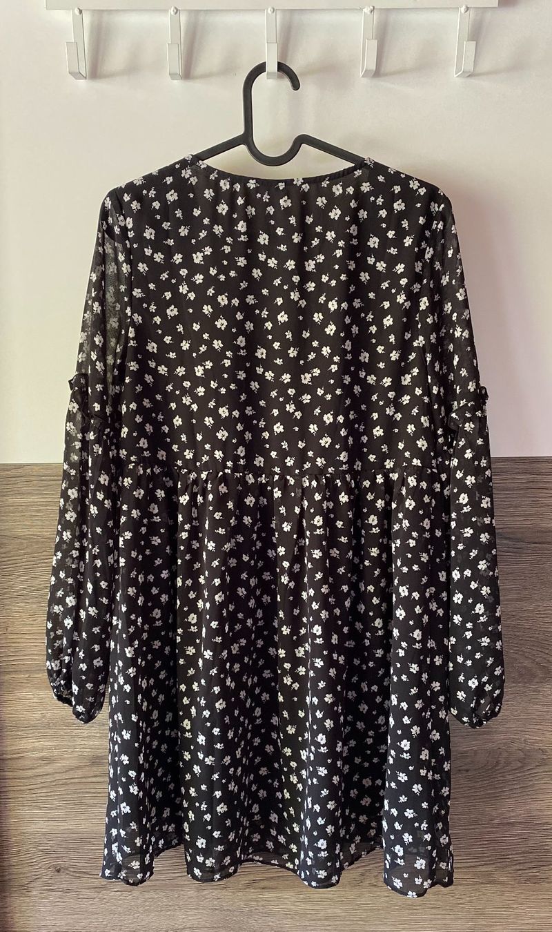 H&M Kleider: Robe fleurie noire - H&M – Gebraucht aus Rochefort von Audrey.Maire 3