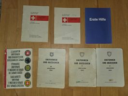 Konvolut > CH Armee Handbüchli  ( Uniformen und Abzeichen )