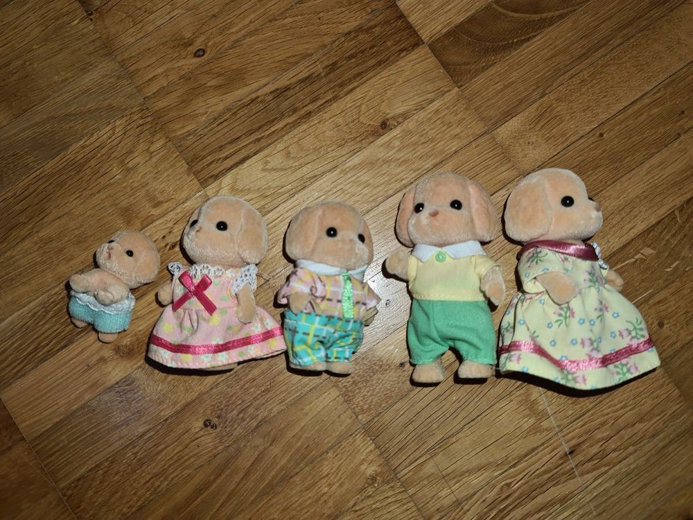 SYLVANIAN FAMILIES Das Dorf – Baby Pudel Figur, Beweglich Mit Schlafanzug & Accessoires, Für Kinder Ab 3 Jahren
