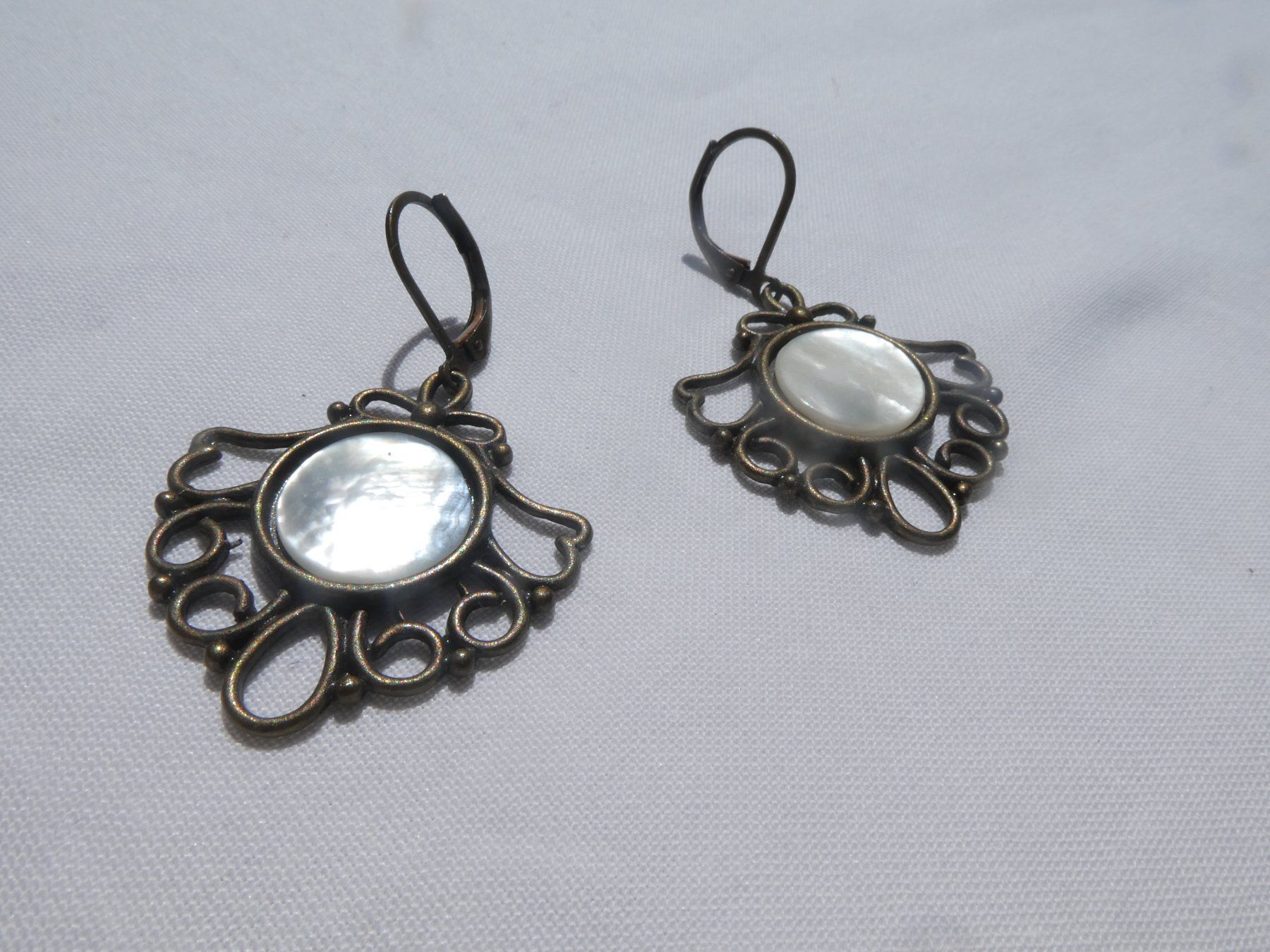 Orecchini pendenti & Orecchini a lobo: Vintage Ohrhänger mit Perlmutt, Modeschmuck – Usato da Gattikon venduto da kaandooh
