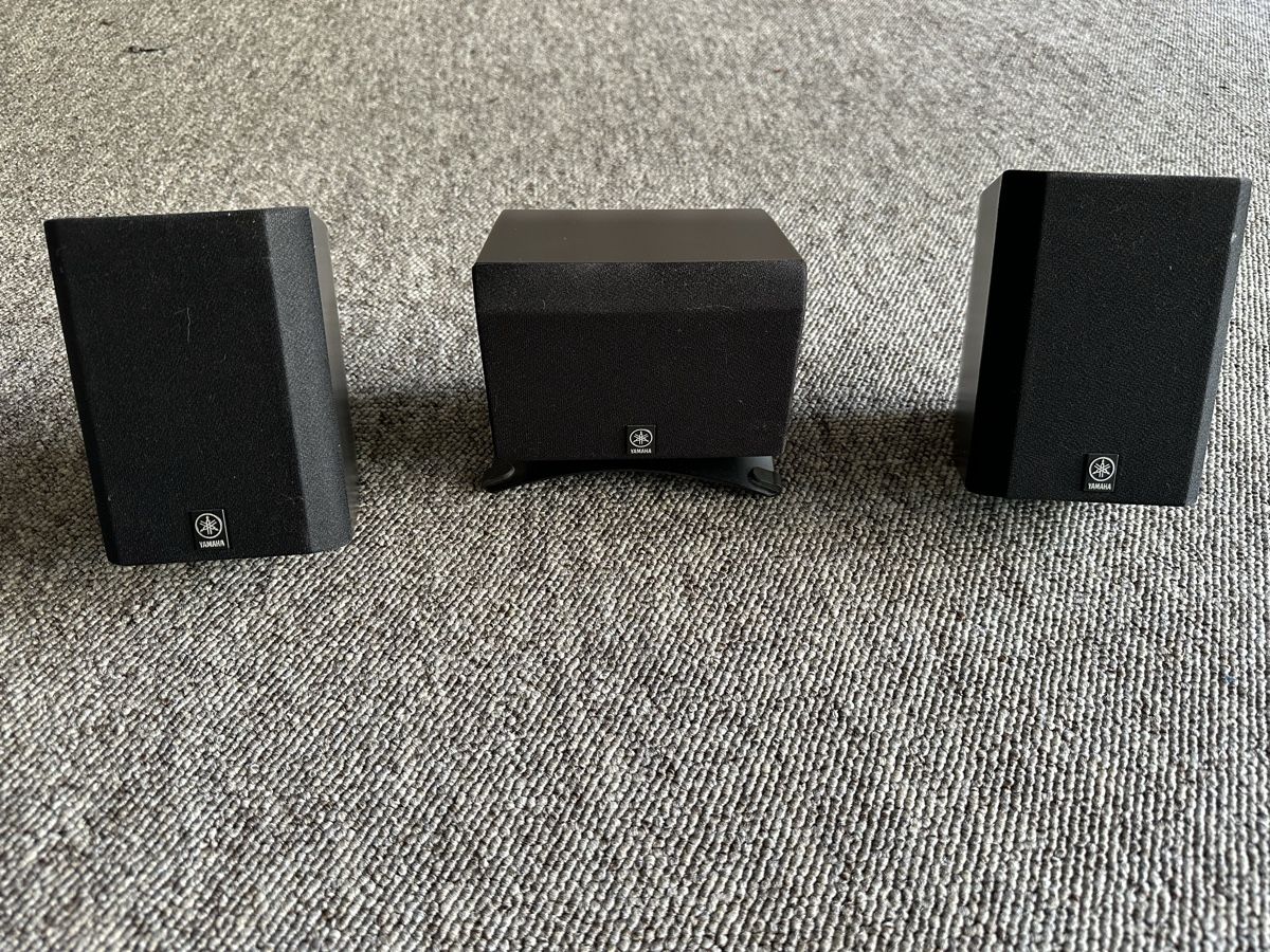 Yamaha Haut-parleurs: Ensemble Yamaha NX-220 3 enceintes  – D'occasion à MASSONGEX par Luluone