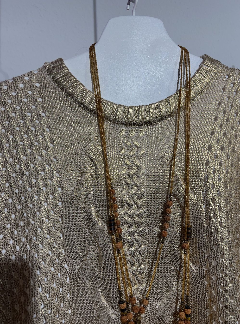 Maglioni & Felpe: Metallisch glänzender Loch-Strick-Pullover in Gold – Nuovo e nell'imballaggio originale da Zürich venduto da Naebeli 2
