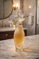 Un flacon de parfum factice en cristal. Lalique