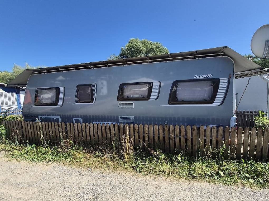 Camping Fahrzeuge: Dethleffs Beduin Luxuspaket, NELLEN Vorzelt BERGKLAUSE 700 – Gebraucht aus Wallisellen von Selade