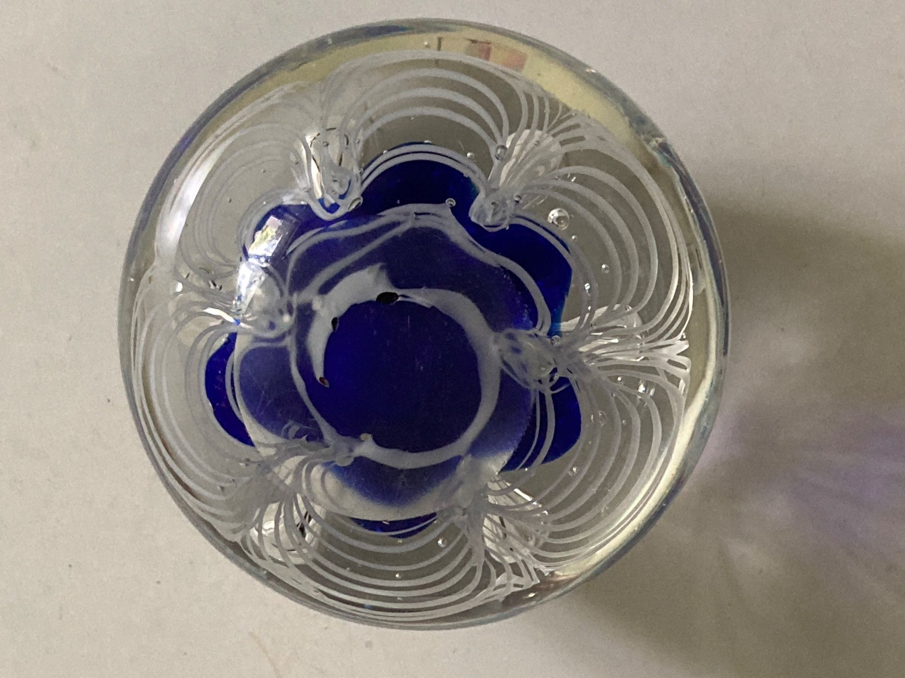 Gläser: Schöne Glaskugel mit einer blauen Blume – Gebraucht aus Zürich von Chaeffeler 3