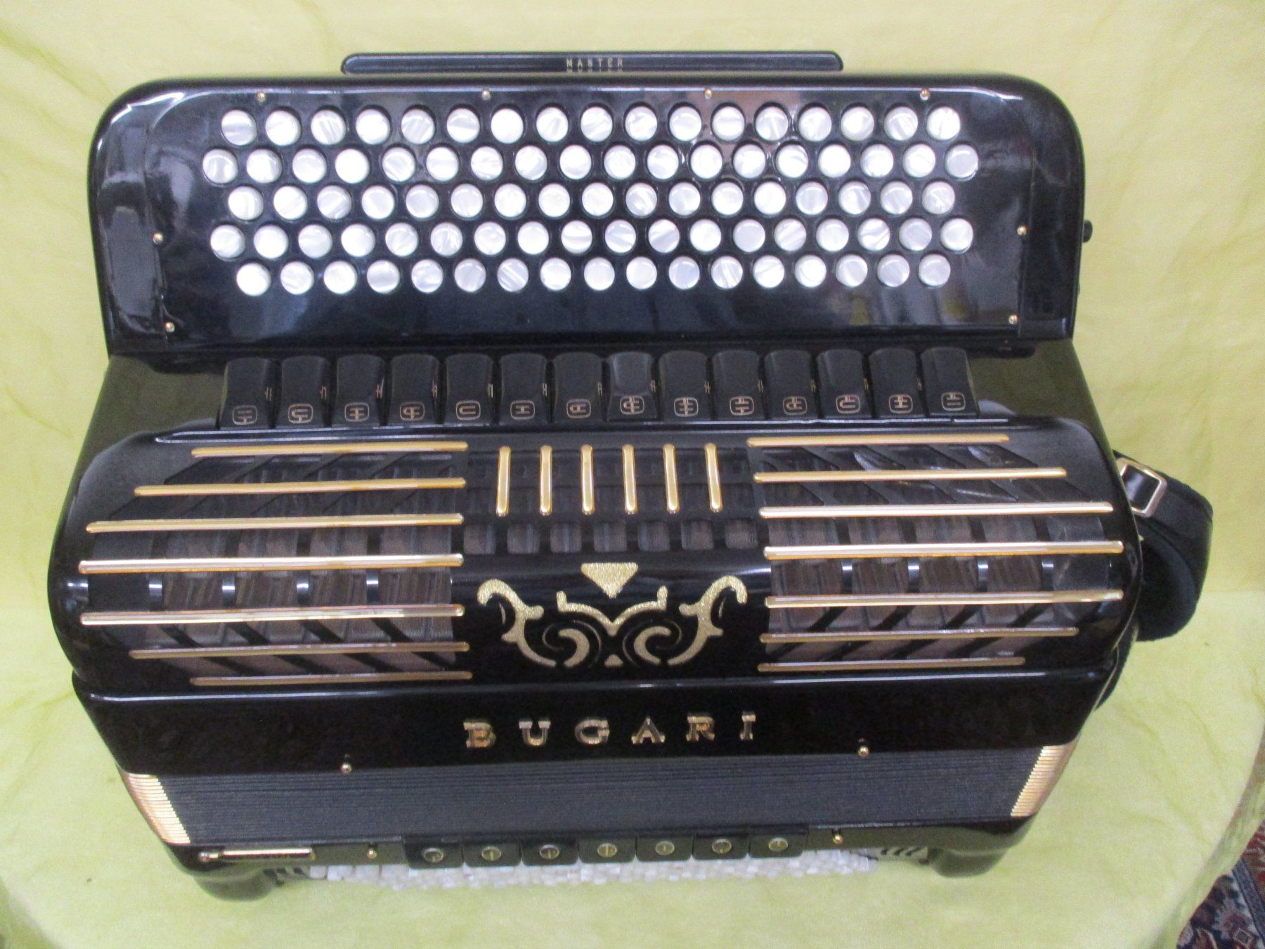 Musikinstrumente: Akkordeon Bugari Gold plus – Gebraucht aus Jegenstorf von Oktavio 1