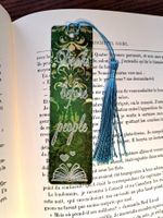 Marque-page métal Books Before People, fait main, vert/bleu