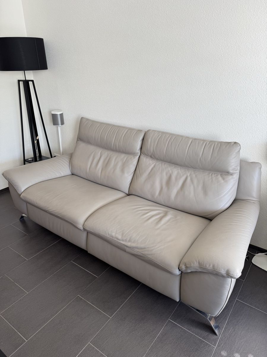 Divani: Ledersofa Natuzzi Editions mit Relaxfunktion hellgrau – Usato da Olten venduto da Trainer90