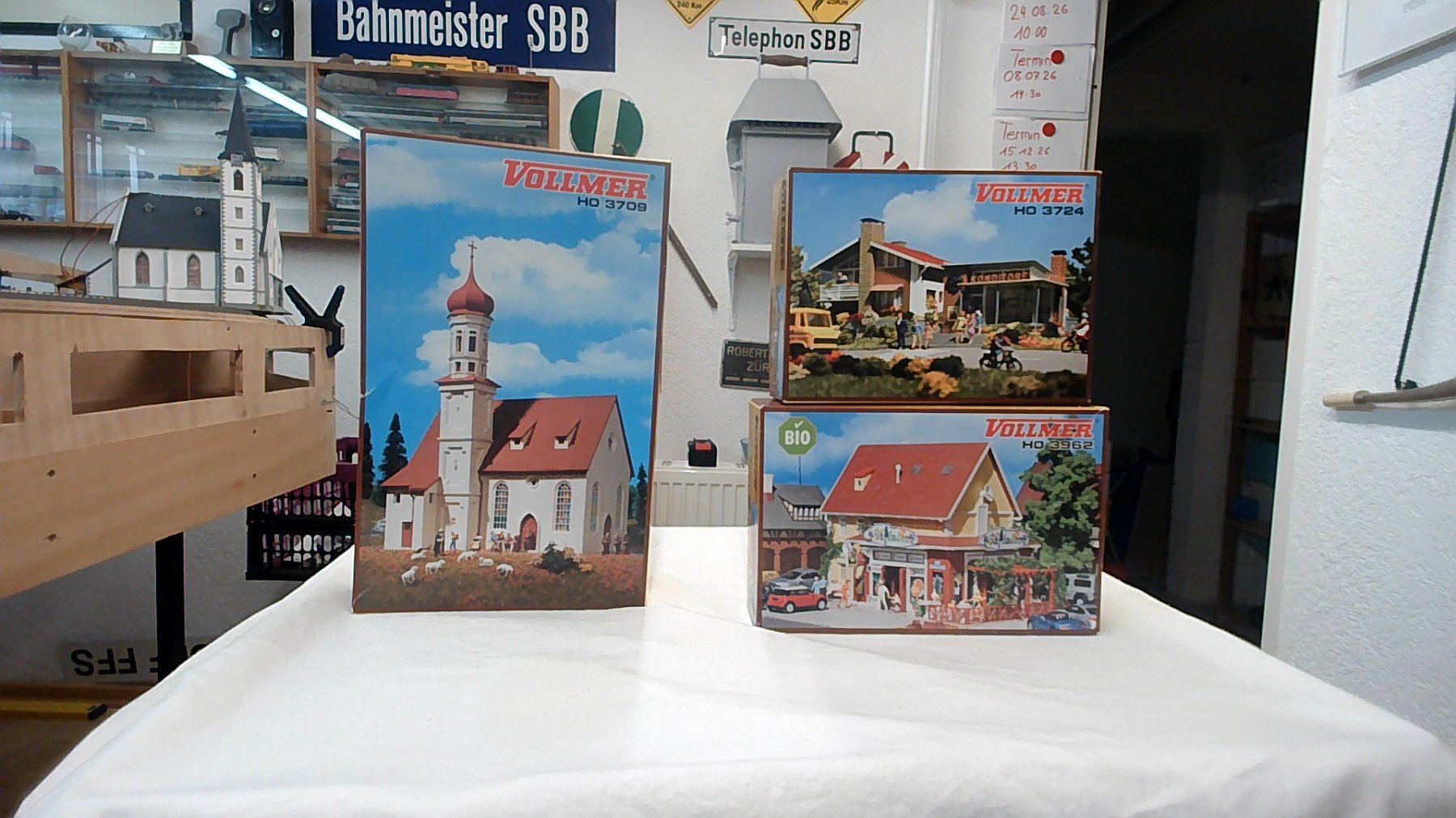 Vollmer Modelleisenbahnen: 3 Häuser, 1 Kirche von Vollmer H0 – Neu und originalverpackt aus Grellingen von Rolf.W57