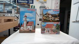 3 Häuser, 1 Kirche von Vollmer H0