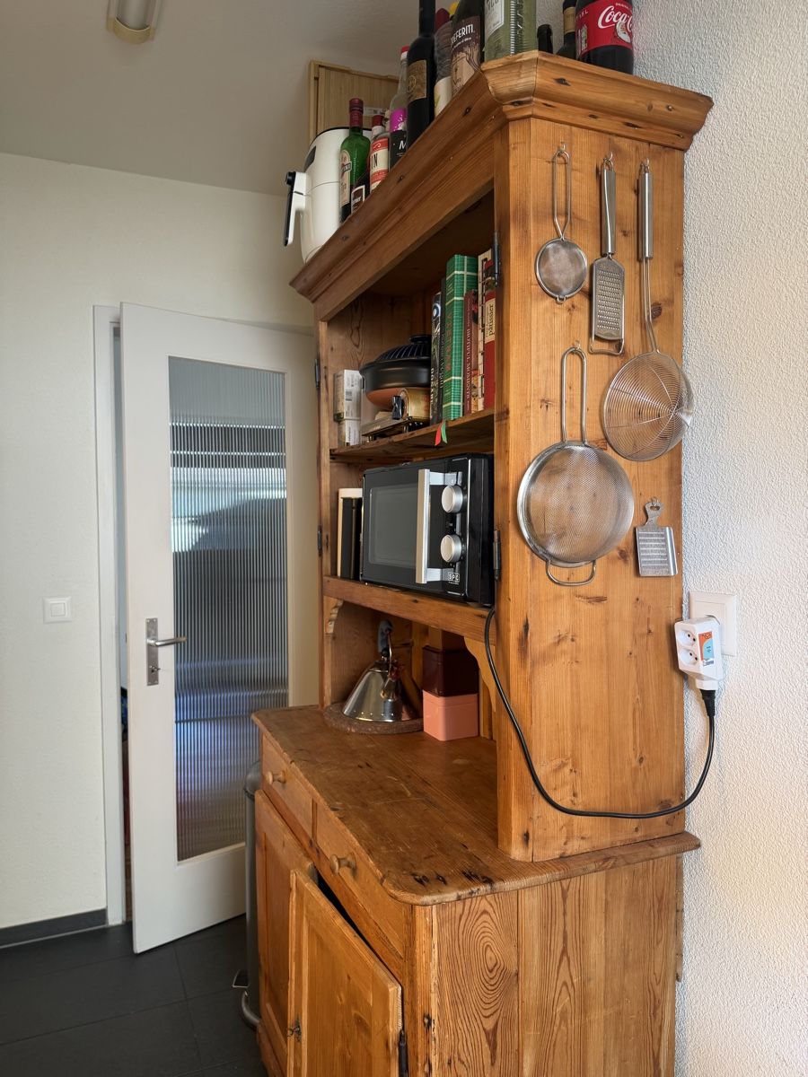 Scaffali: Antique Wooden Kitchen Cabinet – Usato da Ittigen venduto da KaufKiste. 9