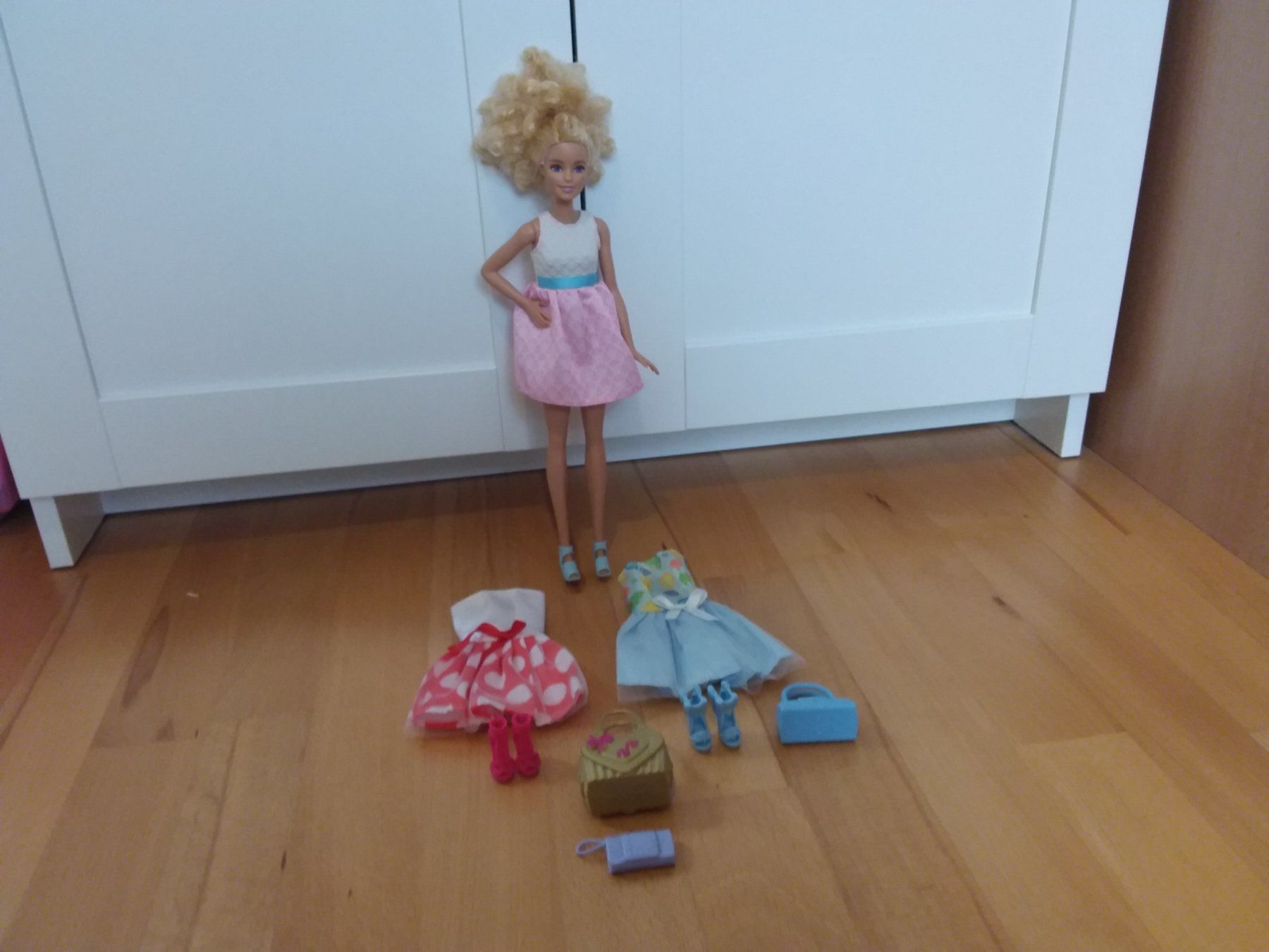 Bambole: Barbie mit Kleider,Schuhe und Taschen – Usato da Widen venduto da Cariff 2