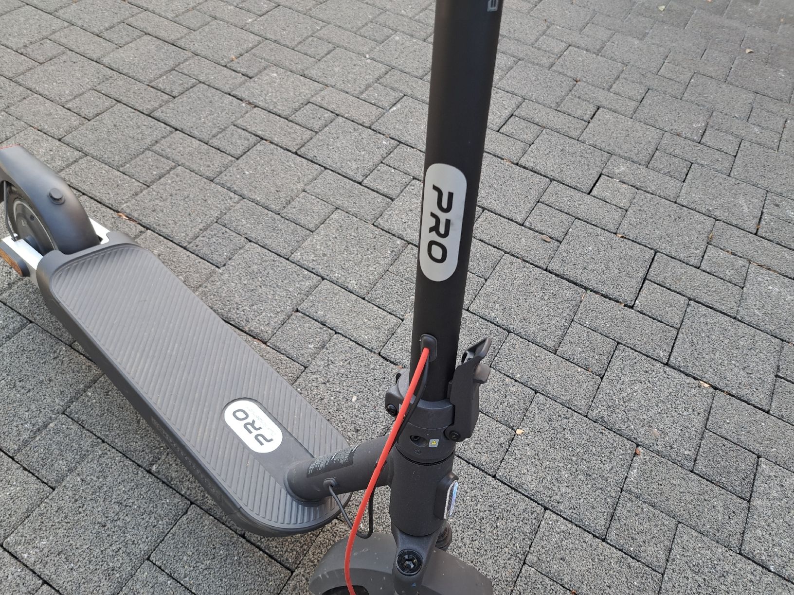 Veicoli elettrici: xiaomi 5 Pro e-scooter grau/schwarz mit Ladekabel – Usato da Niederlenz venduto da Kaefer-Kroetchen 2