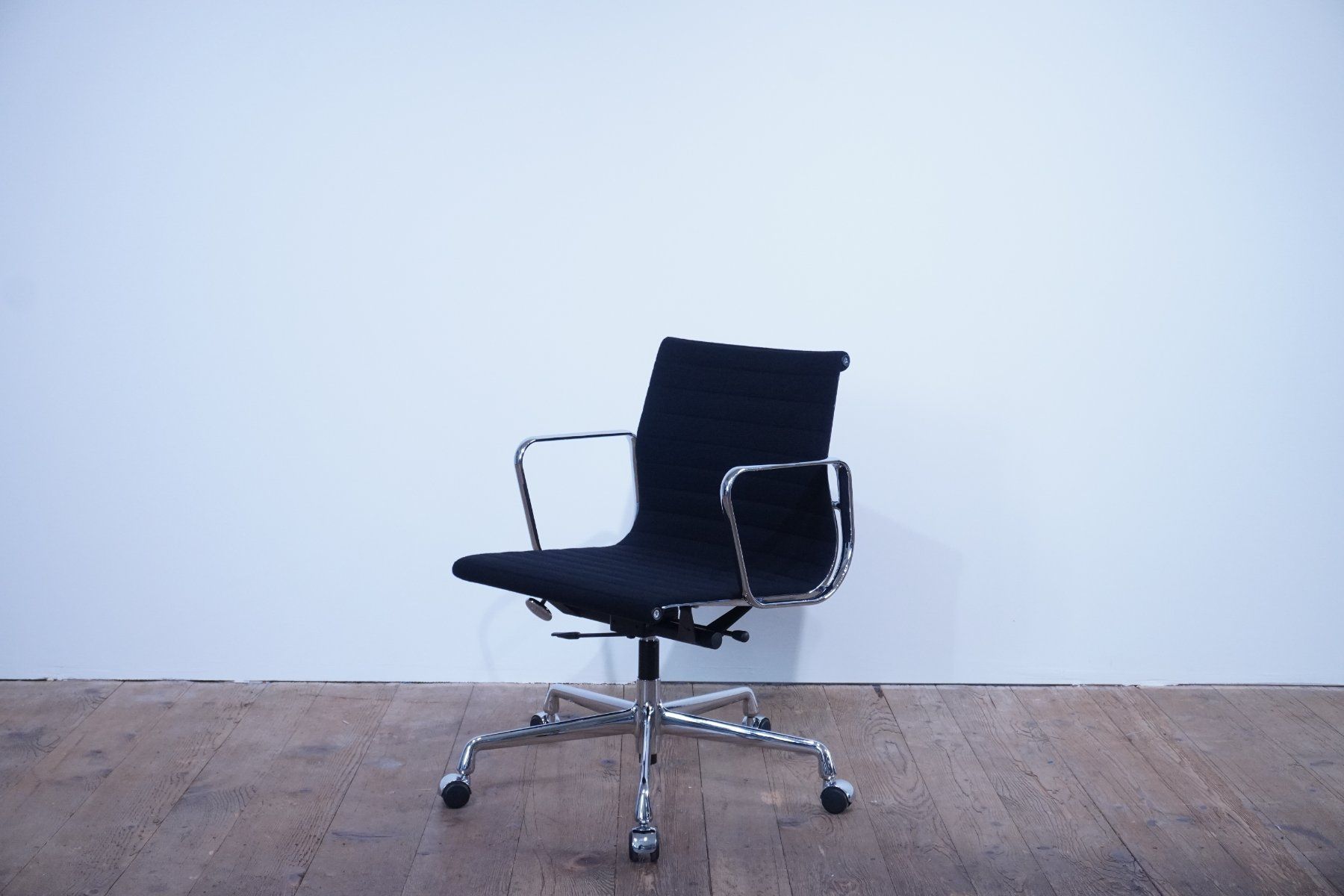 Vitra Sedie: Vitra Eames Alu Chair EA117 Hopsak nero – Usato da Bad Zurzach venduto da QLASSIQ 3