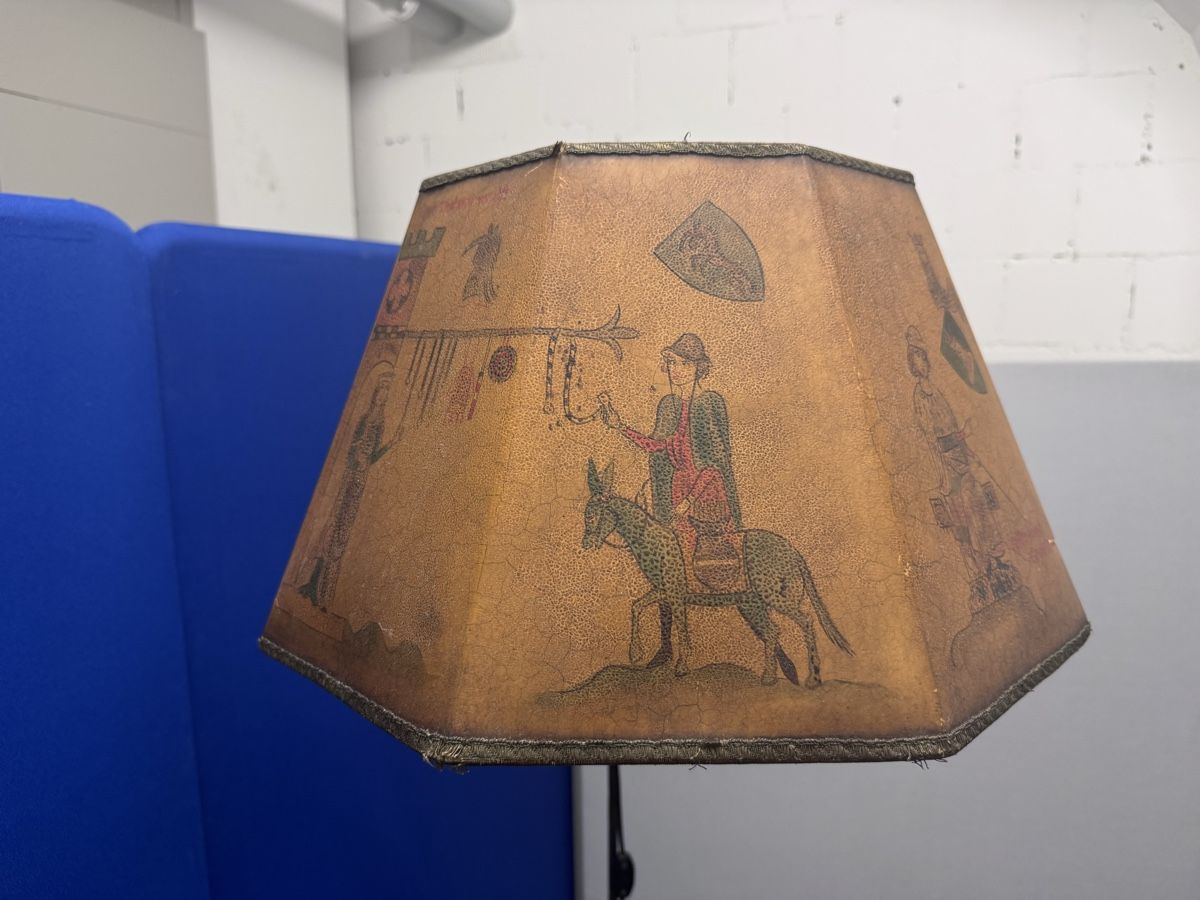 Lampade: Antike Stehlampe, Eisen m. mittelalterlichem Pergamentschirm – Usato da Bern venduto da samryan 4