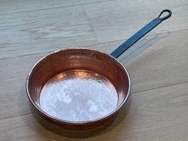Vintage Kupferpfanne als Wanddekoration für die Küche
