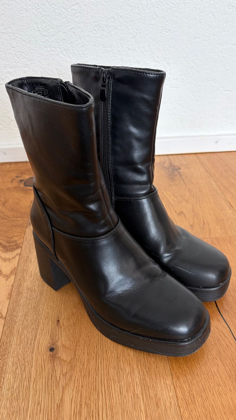 Damenschuhe: Stiefel in schwarz Gr. 39 – Gebraucht aus Volketswil von Irkasha