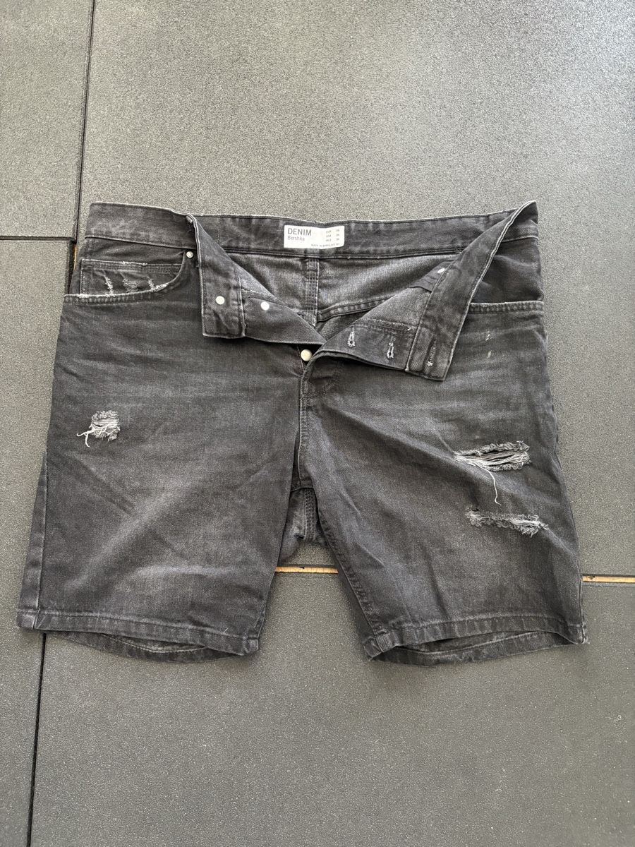 Bershka Hosen: BERSHKA Denim Shorts, Schwarz, 46 – Gebraucht aus Niederwangen BE von V.Fernandes