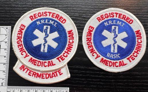 Placchette & Badge: 2 Stück Rettungsdienst EMT-Abzeichen – Nuovo (secondo la descrizione) da Zürich venduto da Policepatch