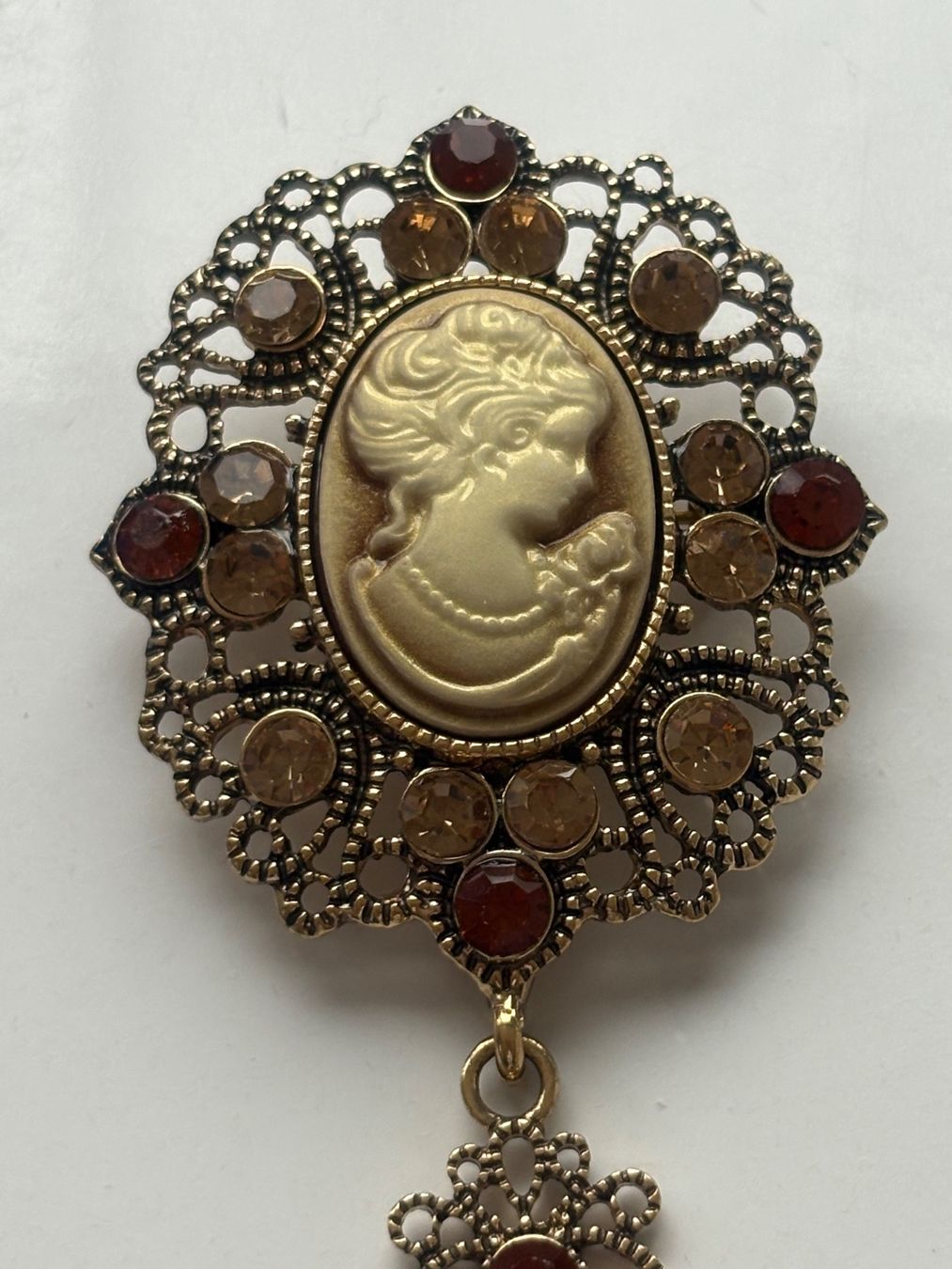 Broches & Aiguilles: Luxus Elegante  Brosche mit Kunstperlen Farbe: Silber – Neuf (Voir description) à Biel-Bienne par Roserosse13 5