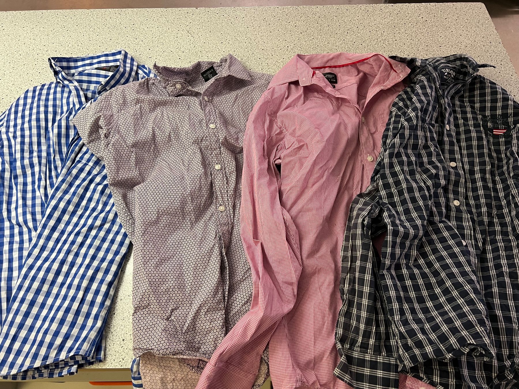 Lotti di vestiti: Hemd Sammlung (4 Stück; Grösse S) – Usato da Zürich venduto da pamleano