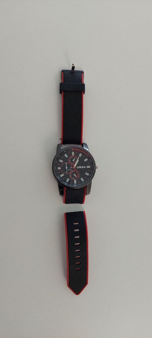 Adidas Orologi: Adidas Uhr mit defektem Armband – Usato da Rothenburg venduto da Schomi3 3