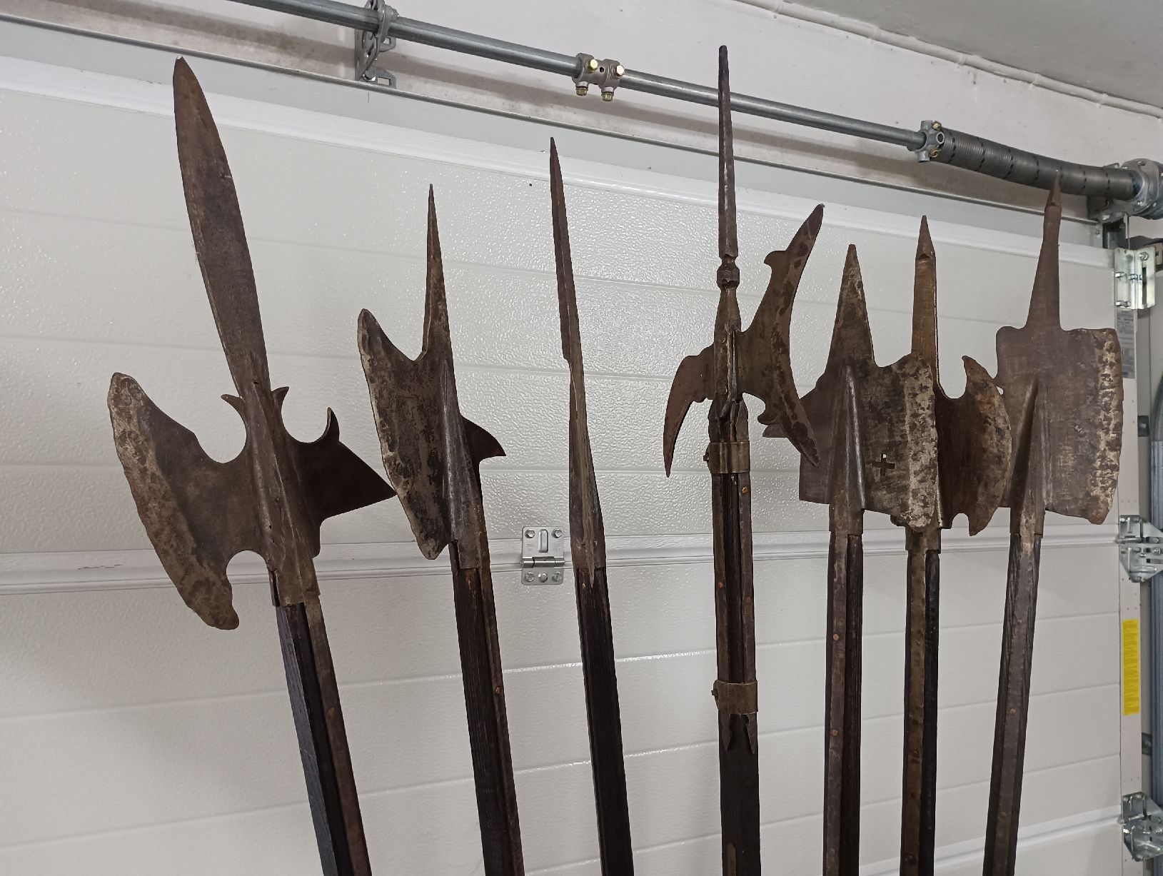 Armi bianche: Hellebardensammlung mit Holzständer, Unikat – Usato da Brislach venduto da Falke666 3