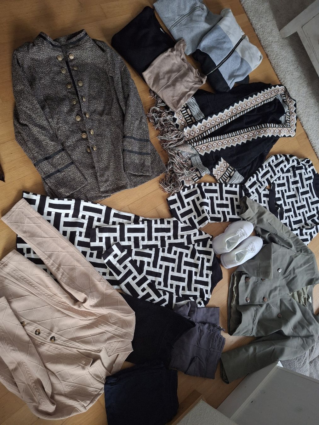 Kleiderpakete: schönes Kleiderpaket Gr. S – Gebraucht aus Adligenswil von Raju