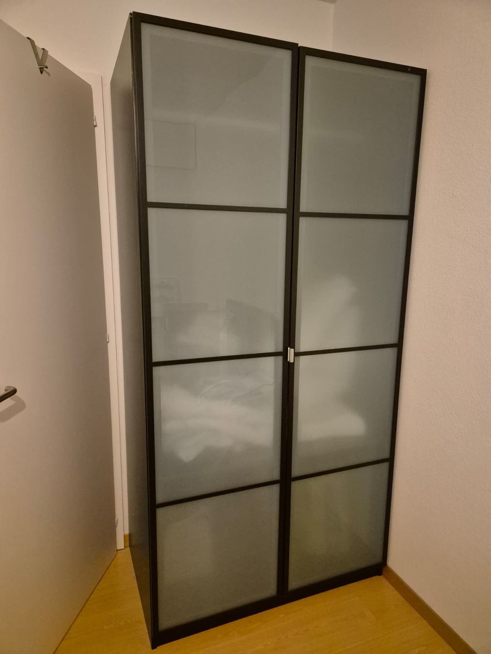 Schränke: Kleiderschrank mit 2 Türen – Gebraucht aus Zug von ale_yd9y