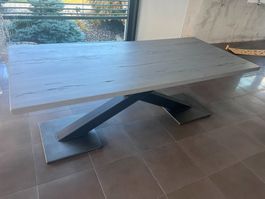 Table design industriel, pied métal en X plateau bois massif