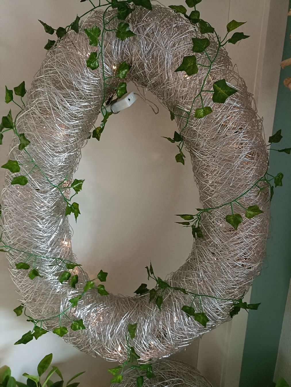 Tutte le decorazioni: Lichterkranz Silberdraht mit oder ohne künstl. Efeu – Usato da Wettingen venduto da VO40