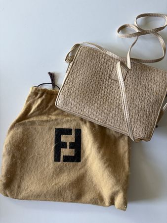 Fendi Umhängetasche beige geflochten mit Staubbeutel
