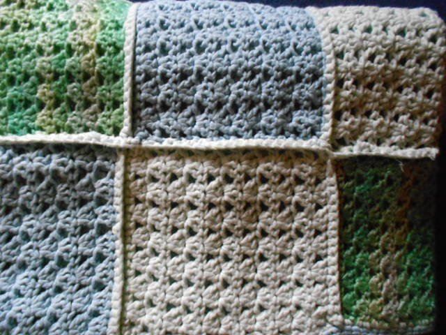 Coperte: Wunderschönes Plaid-Decke Handgehäkelt – Nuovo (secondo la descrizione) da Flühli LU venduto da primula-47 1
