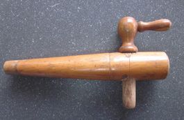 Fass-Zapfhahn aus Holz, mit Korkdichtung am Hahn