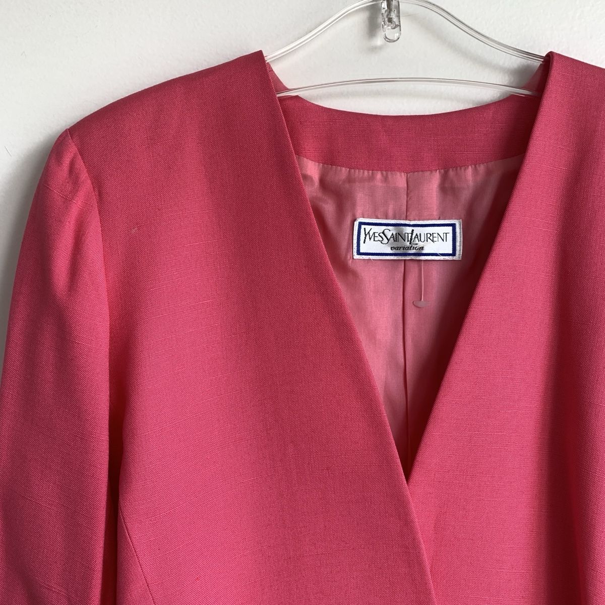 Saint Laurent Giacche: Yves Saint Laurent Variation Pink Spring Blazer, S – Usato da Genève venduto da Kookiek 1