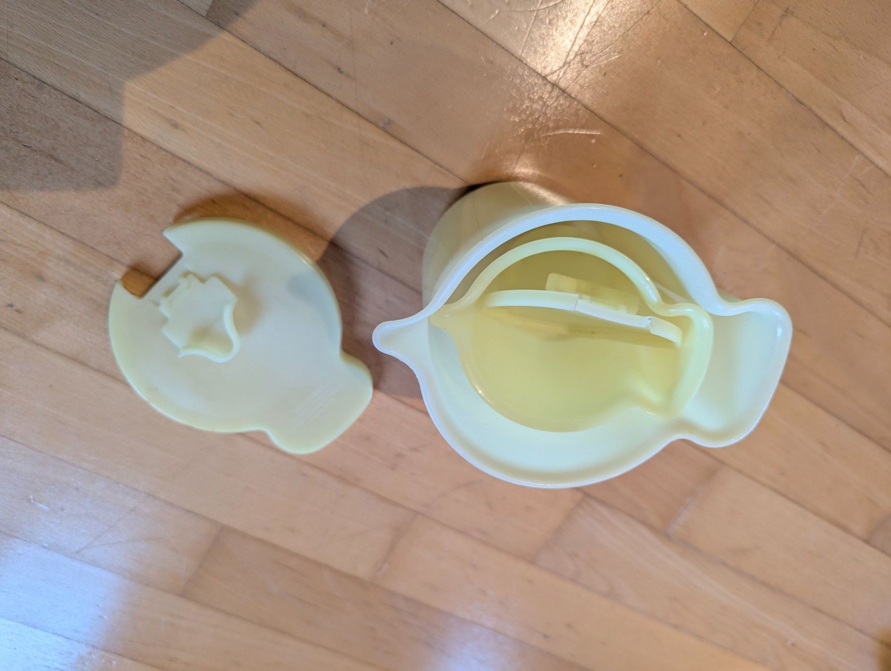 Tupperware Contenitori & Simili: Vintage Tupperware Milchausschenker, gross+klein, gelb – Usato da Unterengstringen venduto da Olifant4 5